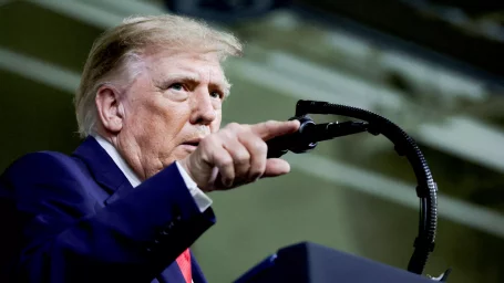 Трамп заявил, что Европу пожирают заживо